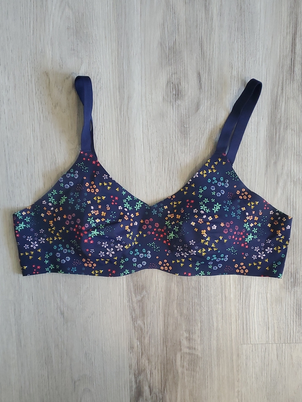 2/$30🍀 Size 3 (36B-36C) - Navy Floral Wireless Revolution V-Neck Bra - Knix